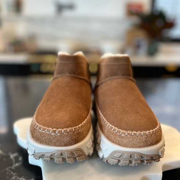 UGG *New With Tags* Venture Daze Mini Boot, Chestnut, Size 6 - Picture 4 of 8